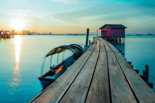 Puente de madera con cabaña al amanecer en el embarcadero de Chew Georgetown Penang Malasia . — Foto de Stock