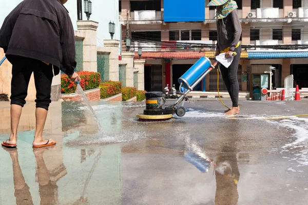 Женщина-работница с помощью скруббера для очистки полировки бетонного пола . — стоковое фото