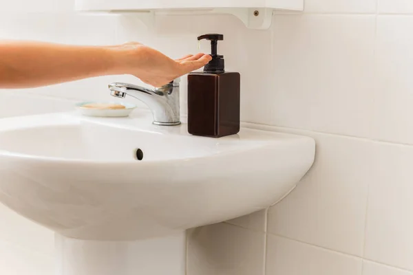 Hand with liquid soap from bottle in bathroom Healthcare concept. — Stock Photo, Image