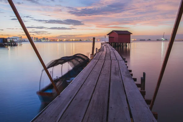 Güneşin doğuşunda kulübeyle tahta köprü Georgetown Penang Adası Malezya 'da. — Stok fotoğraf