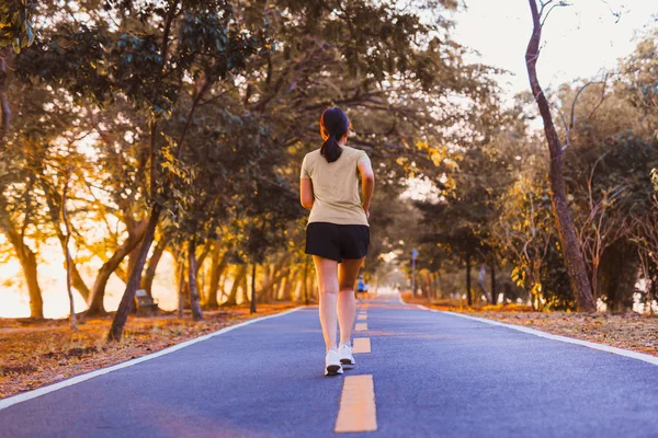 Mujer ejercicio joggint en el parque por la mañana . — Foto de Stock