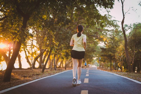 Mujer ejercicio joggint en el parque por la mañana . — Foto de Stock