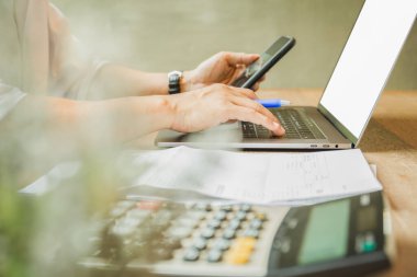 Ofiste bilgisayarla çalışan bir iş adamı.