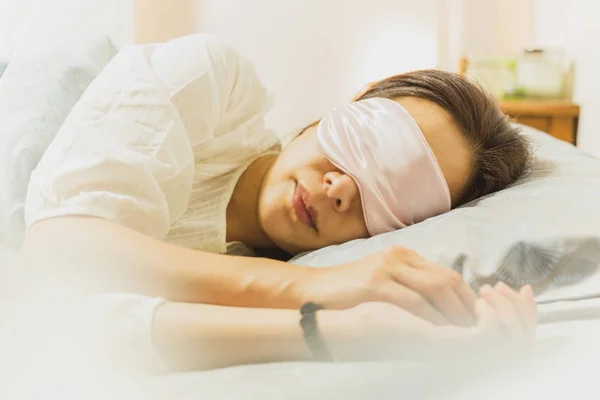 Wanita Tidur Tempat Tidur Dengan Penutup Mata — Stok Foto