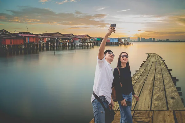 Para Robiąca Selfie Telefonem Komórkowym Wiosce Rybackiej Chew Jetty Zachodzie — Zdjęcie stockowe
