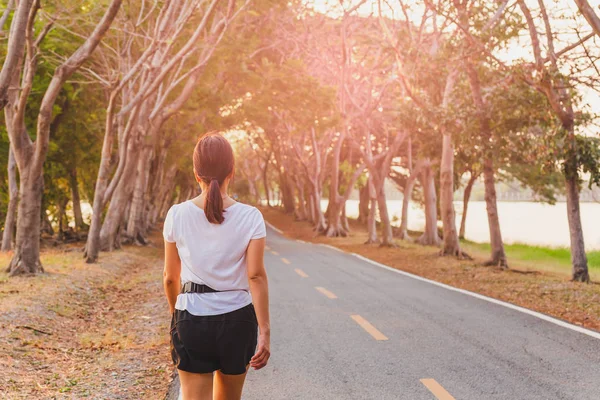 Mulher Exercício Andando Parque Ouvindo Música Com Fone Ouvido — Fotografia de Stock