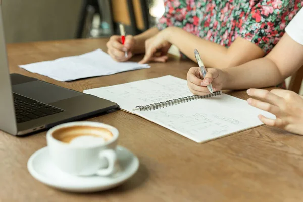 Businesswoman Discussing Project Coffee Cup Laptop Table — Zdjęcie stockowe