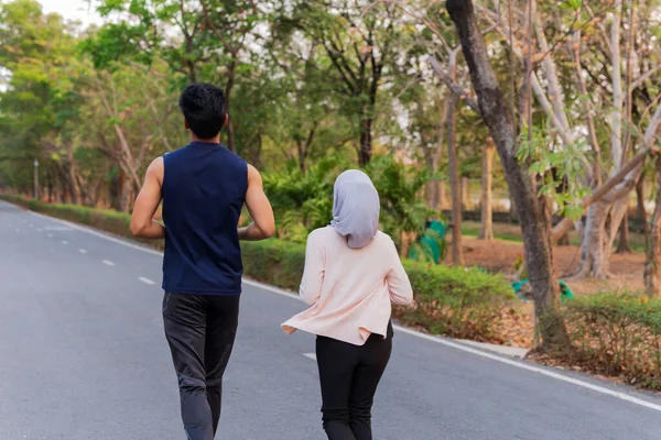 Profundidad Campo Poco Profunda Con Pareja Musulmana Corriendo Parque — Foto de Stock