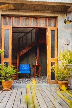 İç dizaynı mavi deri antika koltuklu antika fayanslı ve tahta merdivenli.