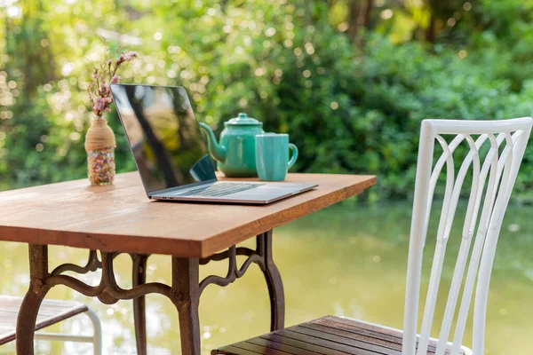 Laptop Dator Med Mugg Trä Bord Vid Kanalen Semester Naturen — Stockfoto