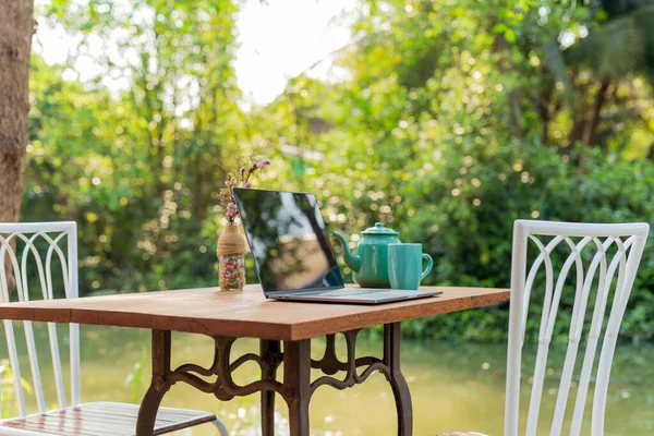 Laptop Mit Teetasse Auf Holztisch Kanal Urlaub Der Natur — Stockfoto