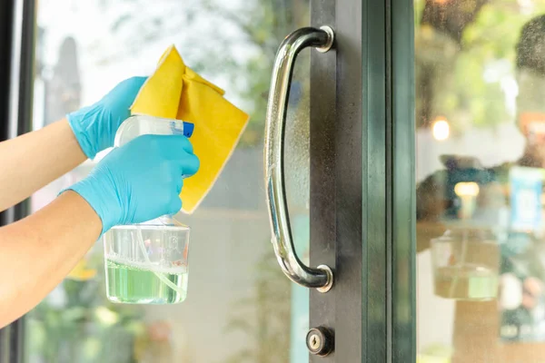 Mans Hand Med Alkohol Desinfektionsmedel Dörrhandtaget Förhindra Viruset Och Bakterier — Stockfoto