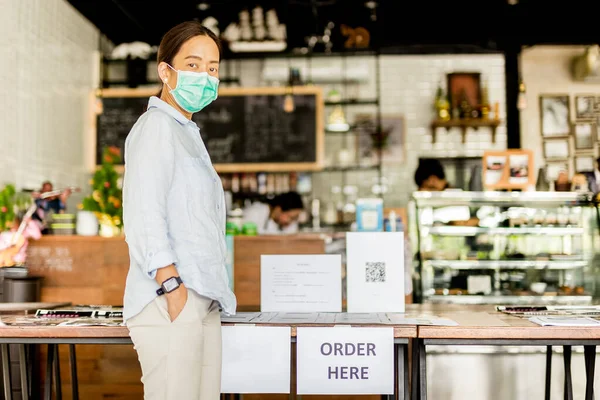 Kobieta Masce Ochronnej Kupuje Jedzenie Napoje Kawiarni Wynos — Zdjęcie stockowe