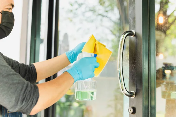 Man Servitör Händer Med Alkohol Desinfektionsmedel Dörrhandtaget Förhindra Virus Och — Stockfoto