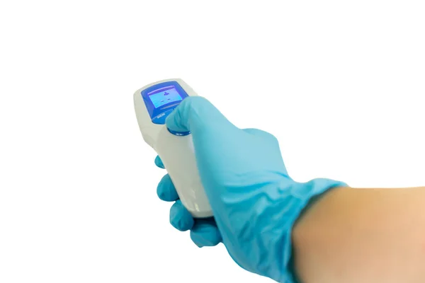 Κοντινό Χέρι Ένα Μπλε Γάντι Κρατά Ένα Ψηφιακό Υπέρυθρο Θερμόμετρο — Φωτογραφία Αρχείου