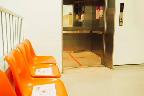 预防Covid 19电梯站立位置内的社交距离红线 — 图库照片