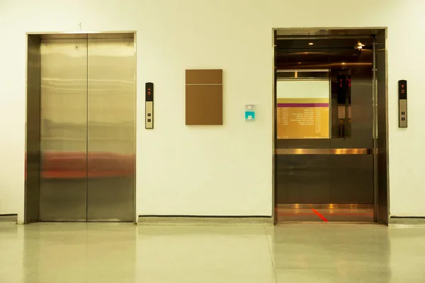 预防Covid 19电梯站立位置内的社交距离红线 — 图库照片