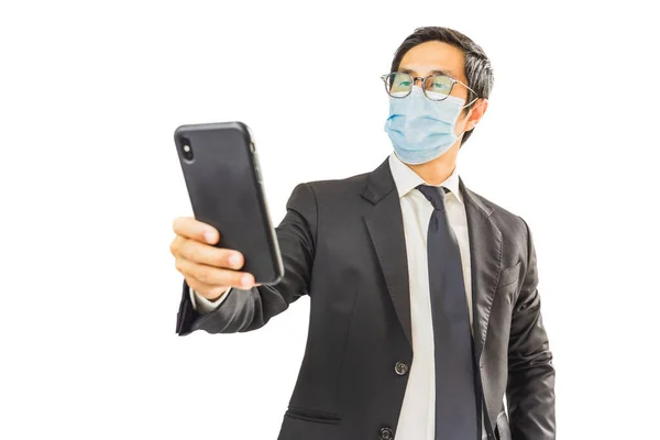 Social Zdystansowanie Biznesmen Noszenie Maski Ochronnej Zapobiegające Covid Patrząc Telefon — Zdjęcie stockowe