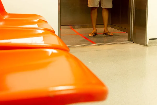 在电梯内设置红线以防止发生Covid 19事件 — 图库照片