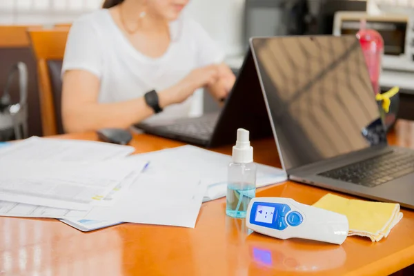 Donna Lavoro Casa Con Alcool Spray Termometro Sul Tavolo Coronavirus — Foto Stock