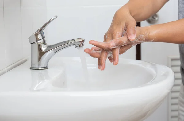 Чоловік Миє Руки Запобігання Коронавірусу — стокове фото