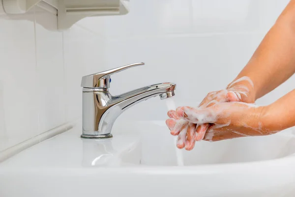 コロナウイルス防止のために手を洗う男 — ストック写真