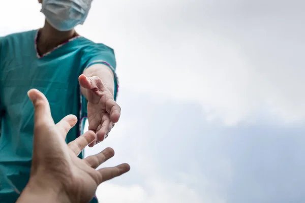 Vrouw Met Beschermende Maks Reiken Haar Hand Helpen Tijdens Uitbraak — Stockfoto