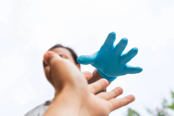 Handen Medische Handschoenen Reiken Covid Concept Helpen — Stockfoto