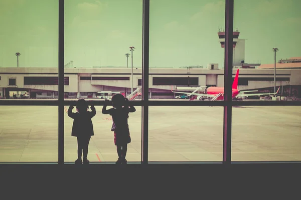 Silhouette Enfants Regardent Avion Attente Embarquement — Photo