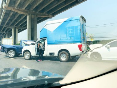 Araba kazasında yaralanan ve yolda kaza yapan bir adam.