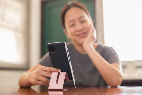 Soziale Distanzierung Glücklich Lächelnde Frau Handy Videoanruf Familie — Stockfoto