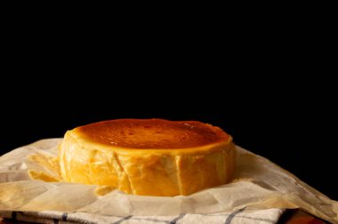 Tüm Bask peynirli keki ahşap masada izole edilmiş.