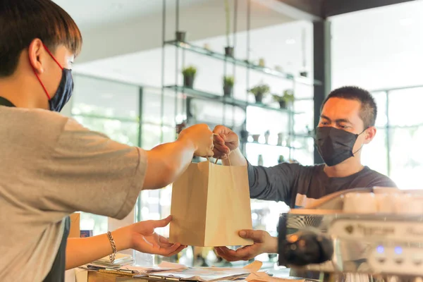 Social Distance Conceptual Waiter Giving Takeaway Bag Customer Cafe — Stock Photo, Image