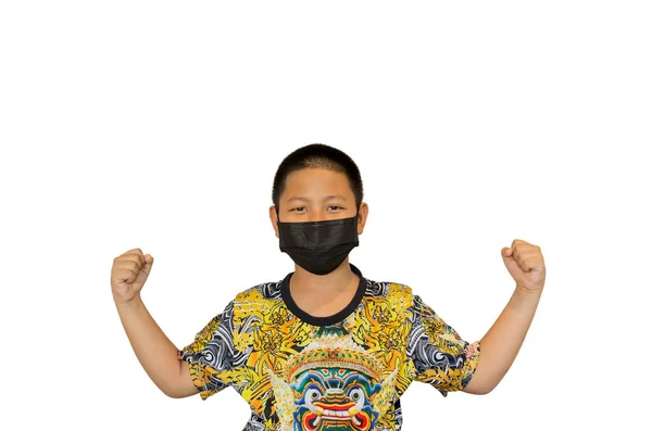若い男の子は 医療用マスクを身に着けている手をクリッピングパスで隔離されたコロナウイルス概念 — ストック写真