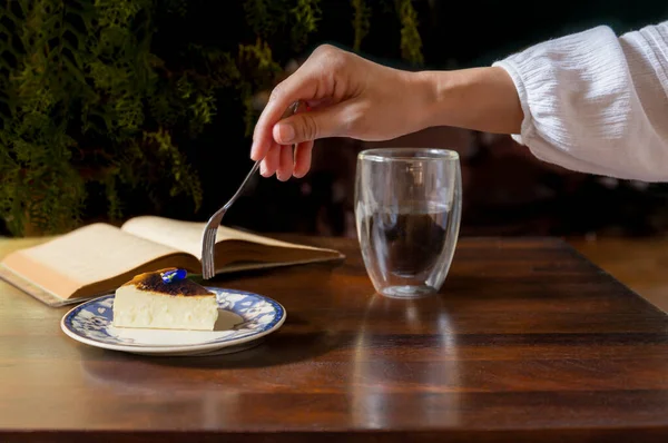 Mulher Mão Com Garfo Comendo Fatia Cheesecake Com Xícara Íon — Fotografia de Stock