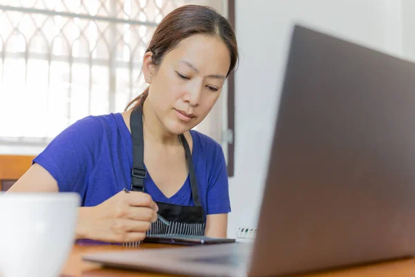 从事销售工作的女商人在家里用的是多种手段 — 图库照片