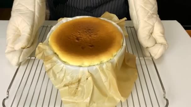 Ele Tutuşmuş Spanyol Bask Peynirli Kek — Stok video
