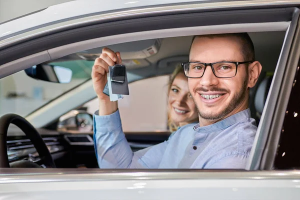 Щаслива Пара Сидить Своїй Новій Машині Показуючи Ключі Посміхаючись Камеру — стокове фото