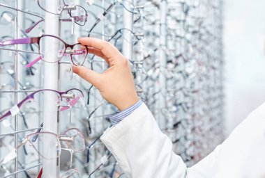 Gözlükler optik dükkanının raflarında sıralanmıştı.