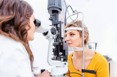 Slit lambası ile görüş kontrolü, göz hekimliği kliniğinde göz muayenesi.
