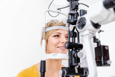 Slit lambası ile görüş kontrolü, göz hekimliği kliniğinde göz muayenesi.