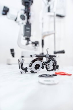 Optik deneme lenslerinin, optik ekipmanların yakın çekimi 