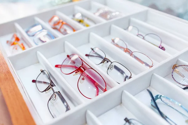 Kleurrijke Brillen Gesorteerd Doos Bij Optische Winkel — Stockfoto
