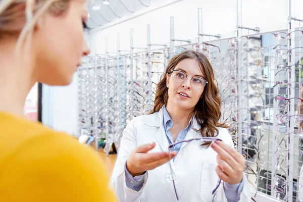 Optiker Schlägt Brille Vor Und Zeigt Sie Optikergeschäft Den Richtigen — Stockfoto