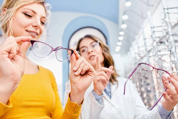 Opticien Suggereert Toont Brillen Een Optische Winkel Het Vinden Van — Stockfoto