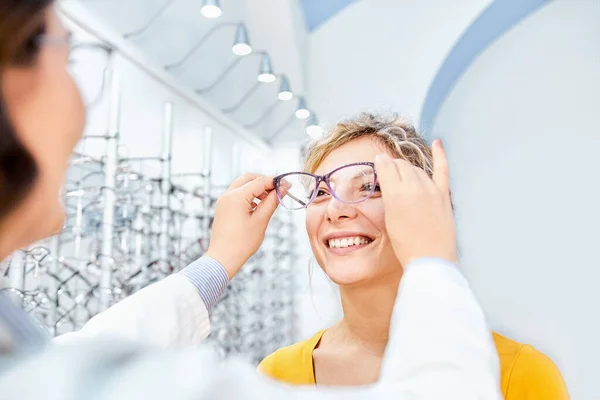 Het Vinden Van Het Juiste Frame Vrouw Probeert Bril Optische — Stockfoto