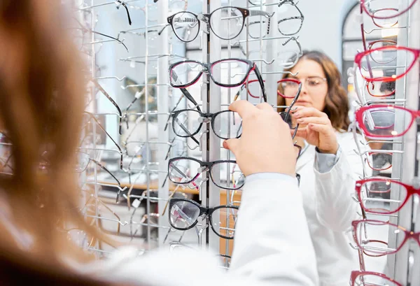 Opticien Sorteert Bril Een Rij Een Plank Een Optische Winkel — Stockfoto