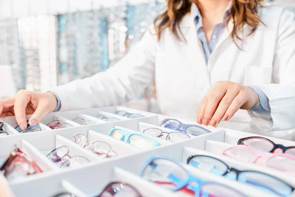 Opticien Die Brillenglazen Toont Suggereert Optische Winkel — Stockfoto
