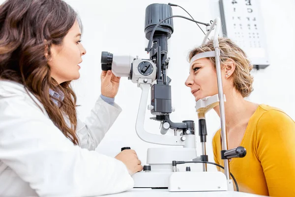 Prueba Ocular Médico Revisando Visión Clínica Oftalmología — Foto de Stock