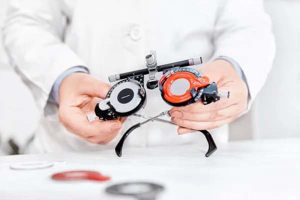 Optometrist Segurando Quadro Lente Teste Óptico Equipamento Óptico — Fotografia de Stock